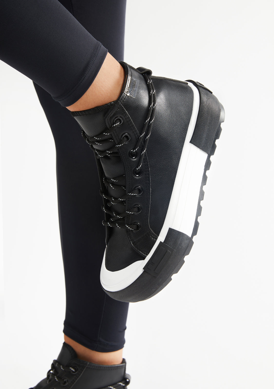 One Way Fur Track Med Black / White