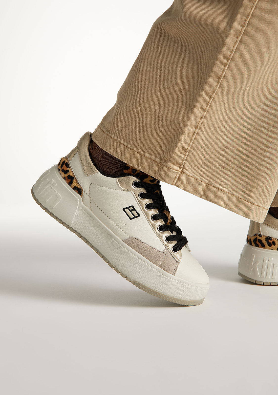Court '74 White / Leopard