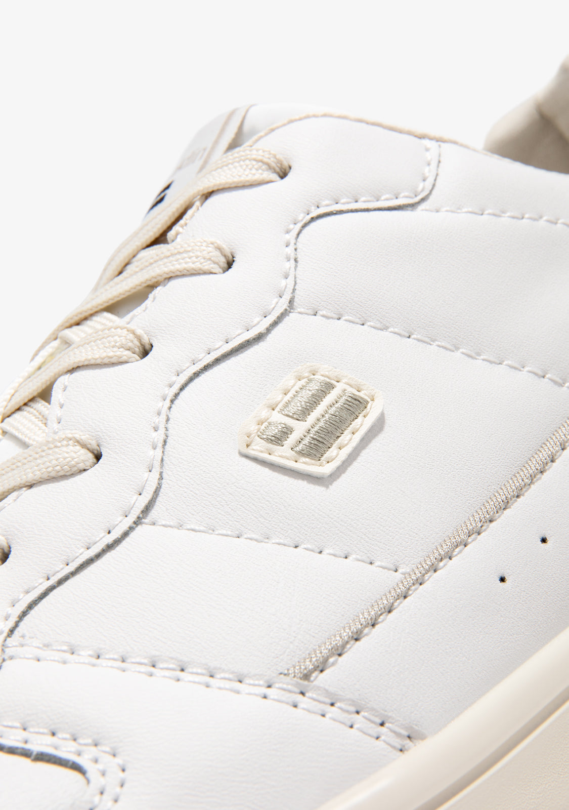 Court V2 Flag Basic White