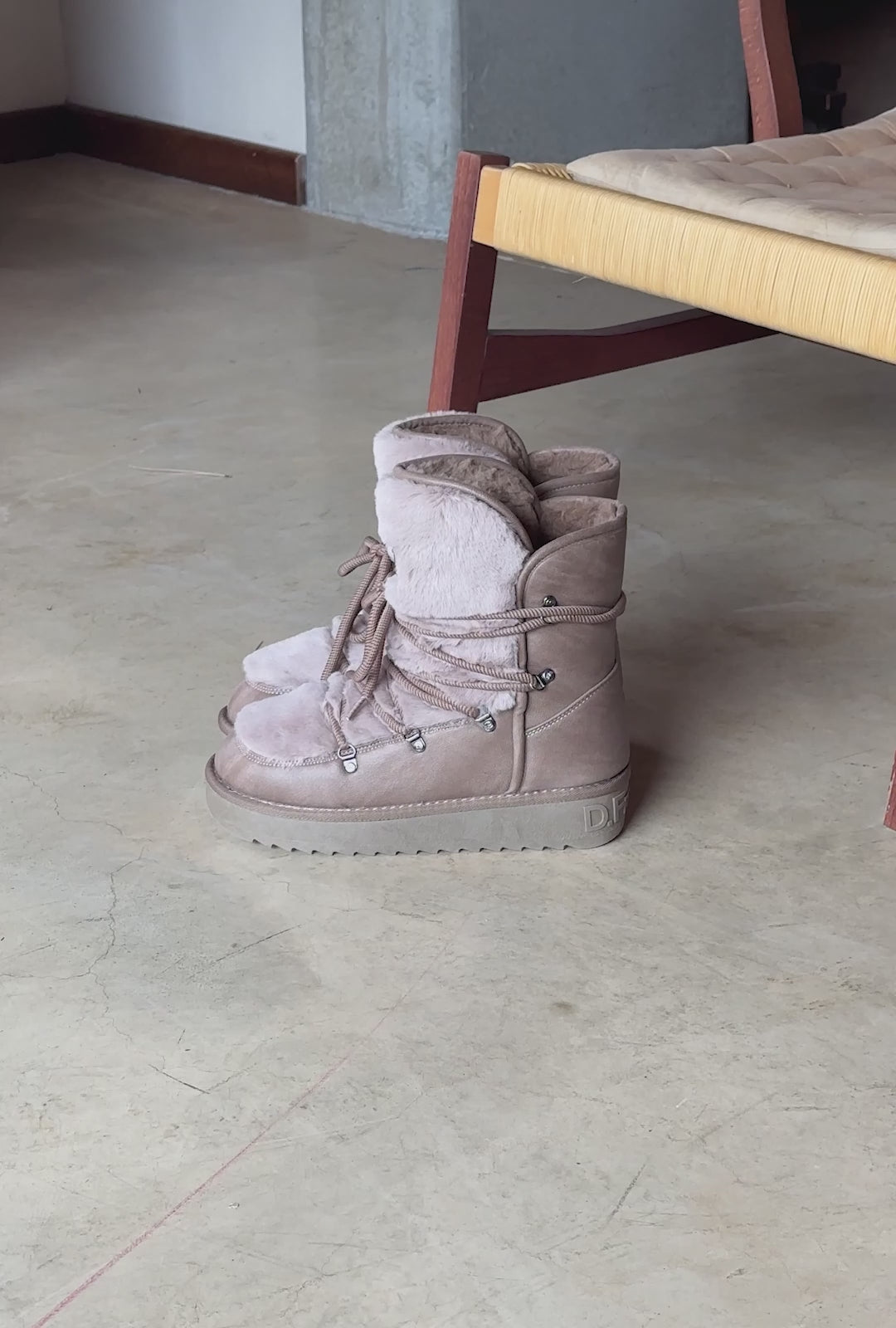 Load video: Nordic Trk Fur Taupe