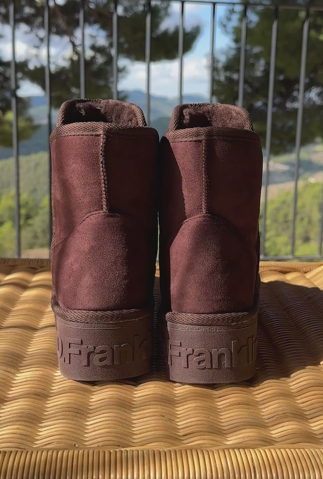 Load video: Nordic V.2 Basic Low Chocolate