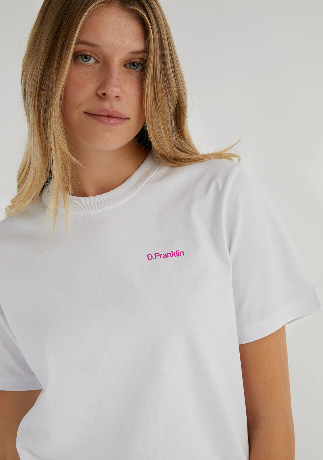 Social Club T-Shirt White / Fuxia